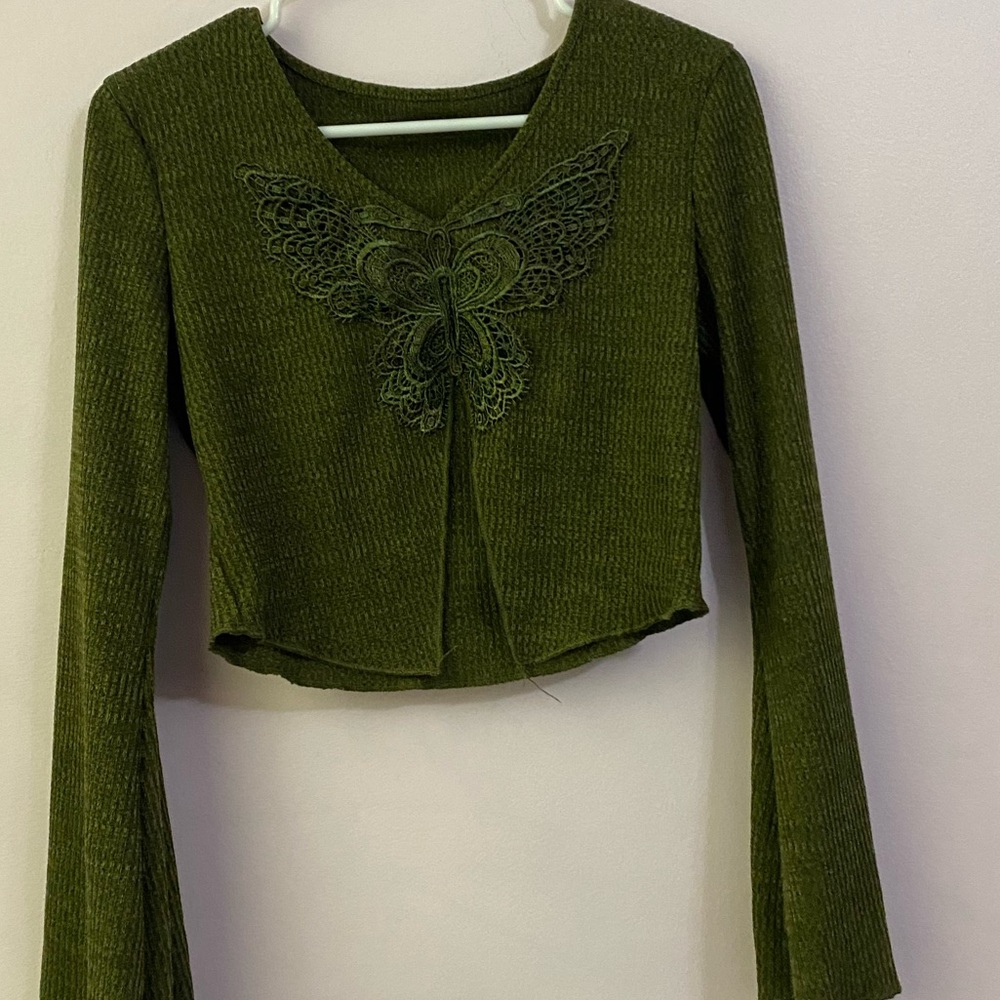 green long sleeve top, flared sleeves, cropped, vent at front, butterfly detail
